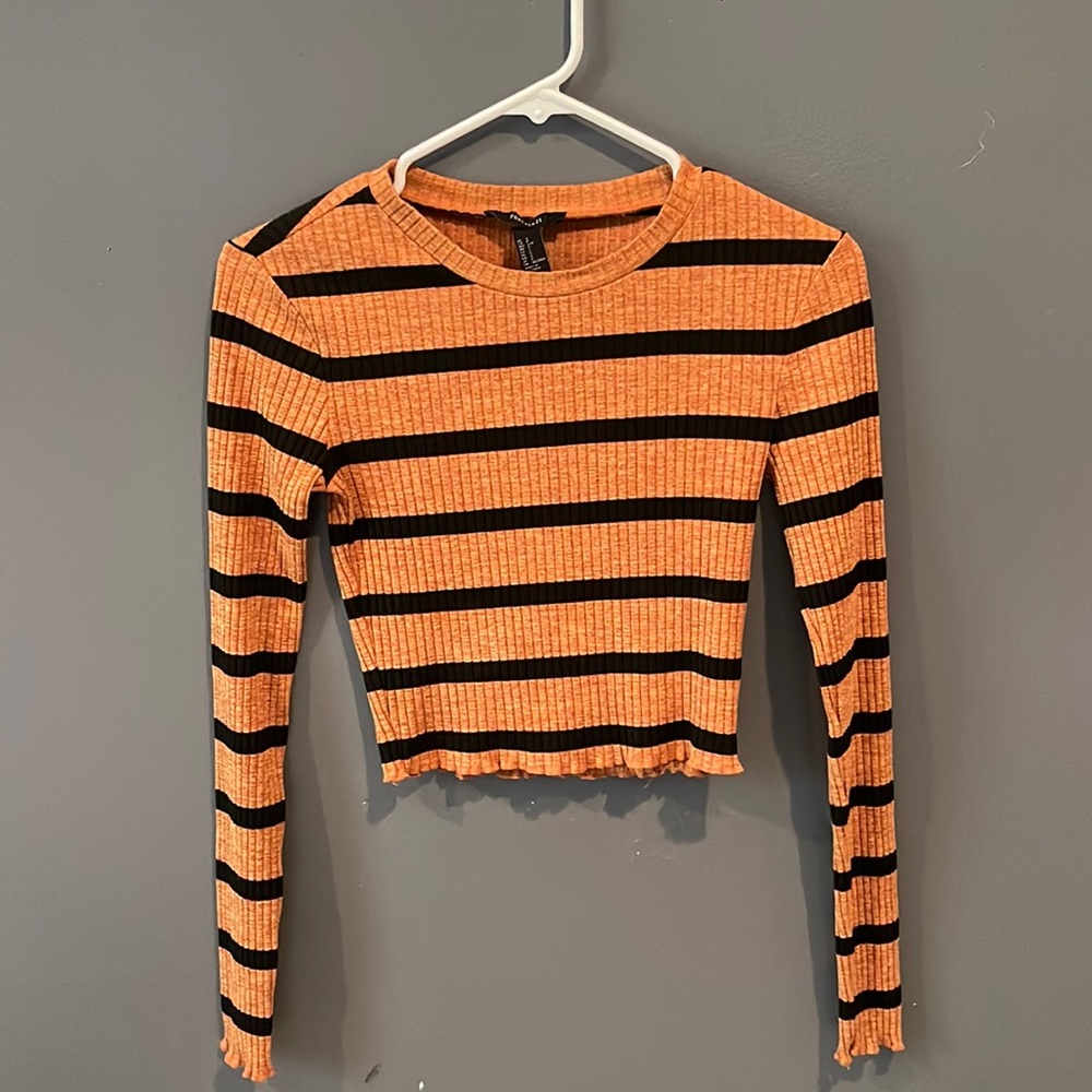 forever 21 long sleeve crop top, size small & in great condition.